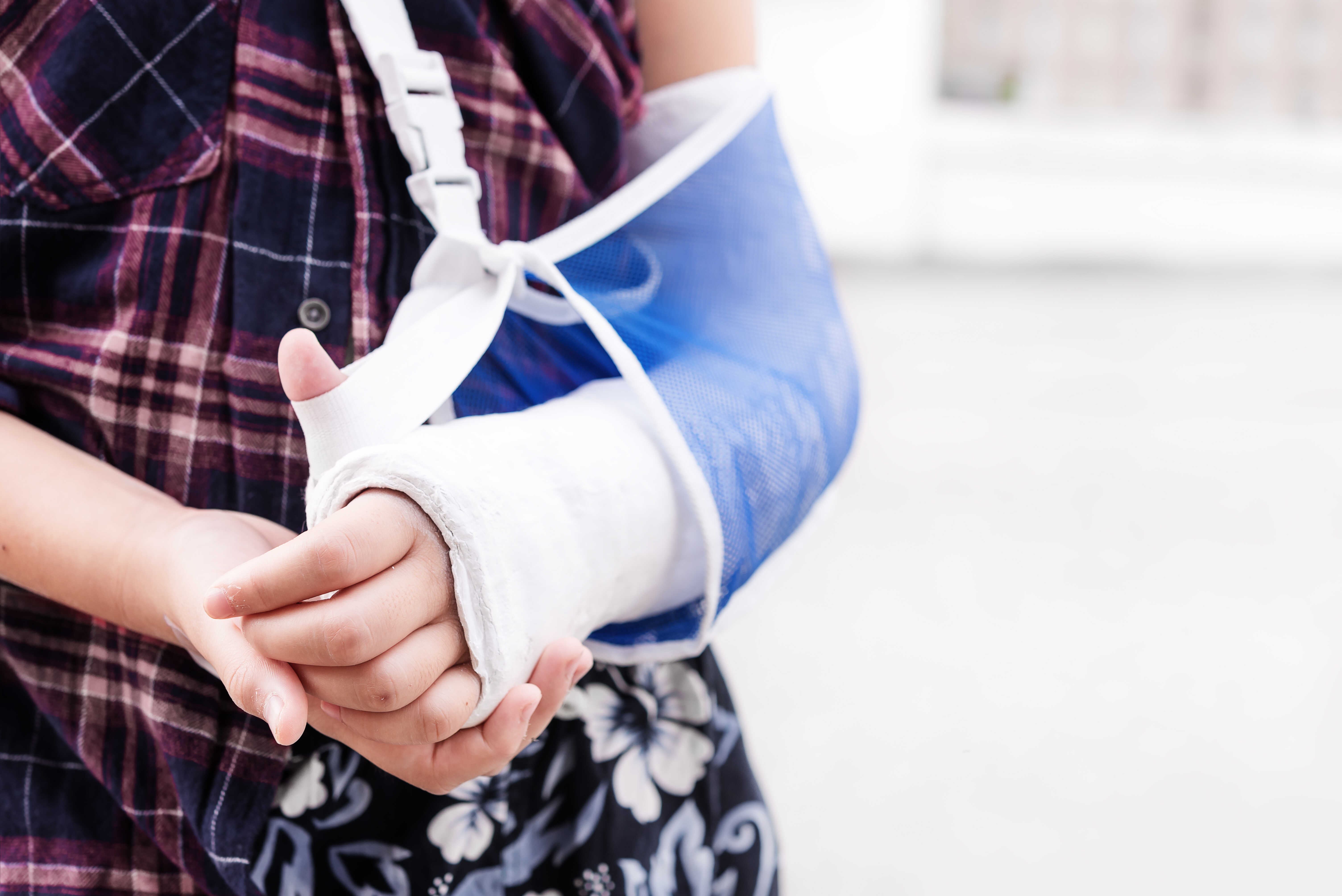 injured person with arm in a cast and sling
